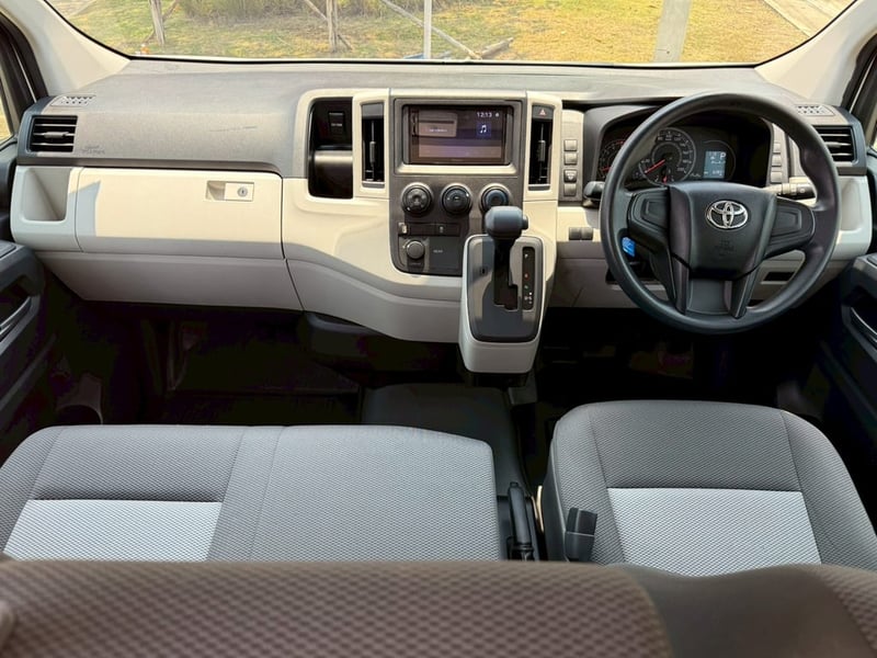รถตู้หน้ายาว Toyota Commuter 2.8cc Auto 2022 ไมล์น้อย รถตู้หน้ายาว Toyota Commuter 2.8cc Auto 2022 ไมล์น้อย