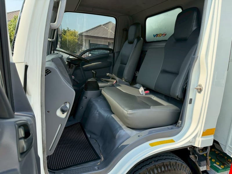 ISUZU NLR 130แรงม้า รถบรรทุก 4ล้อ ตู้แห้ง ปี2010