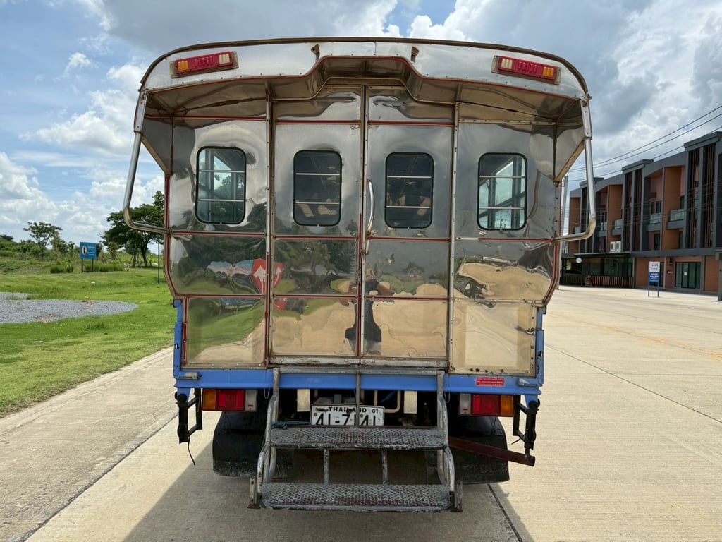 ISUZU NMR 130 แรงม้า รถบรรทุก 4ล้อ สองแถว ปี2016 ISUZU NMR 130 แรงม้า รถบรรทุก 4ล้อ สองแถว ปี2016