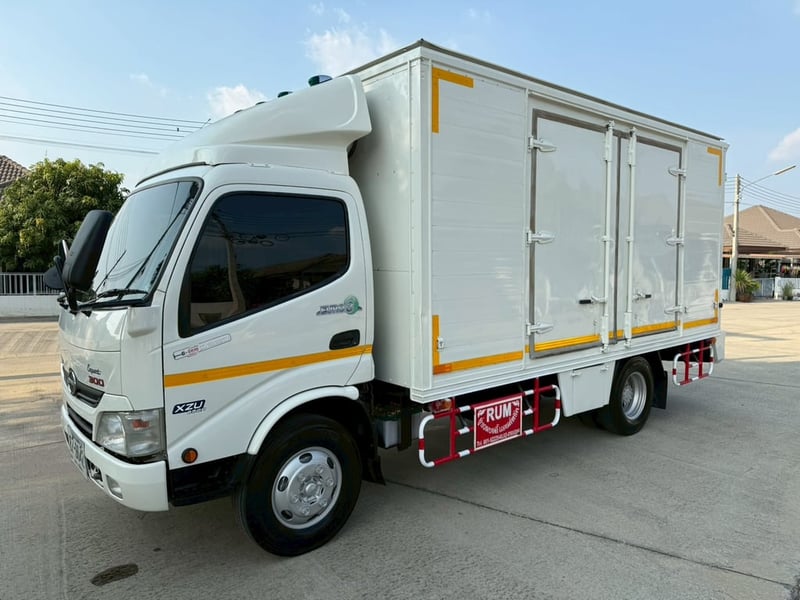 HINO XZU 150แรงม้า รถบรรทุก 4ล้อ ตู้แห้ง ปี2014