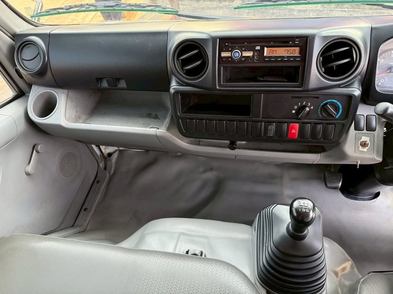 HINO XZU 150แรงม้า รถบรรทุก 4ล้อ ตู้แห้ง ปี2014