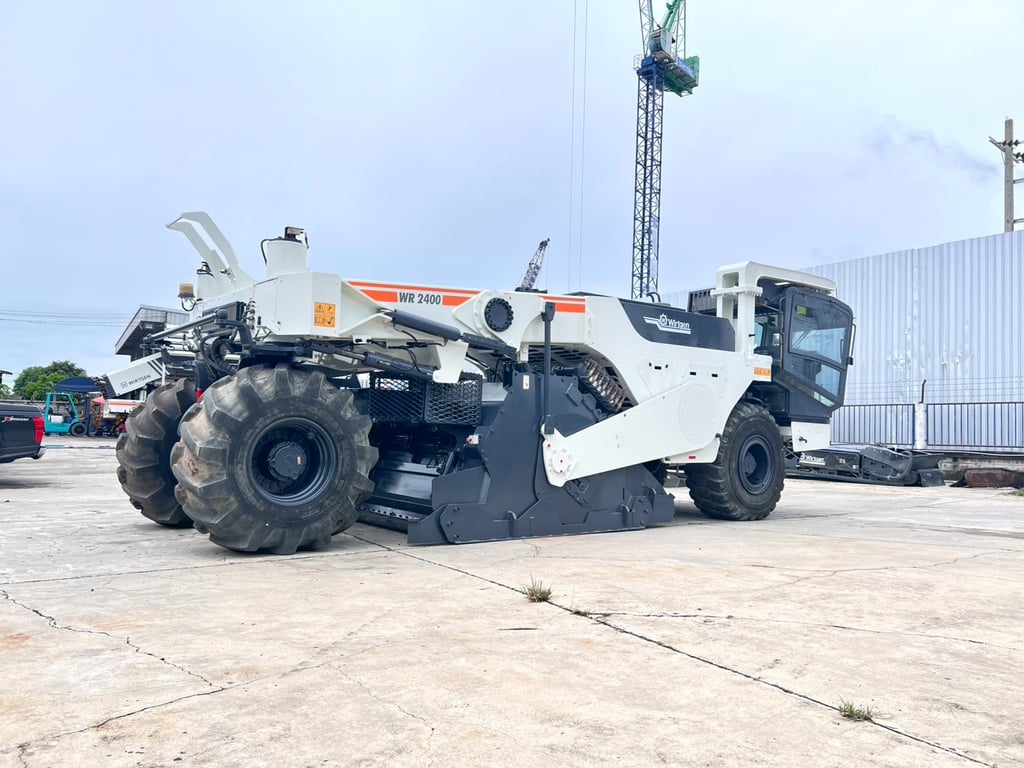 รถกัดล้อยาง Wirtgen WR2400 y2008 (ไม่เคยใช้งานในไทย เอกสารนำเข้าครบ) รถกัดล้อยาง Wirtgen WR2400 y2008 (ไม่เคยใช้งานในไทย เอกสารนำเข้าครบ)