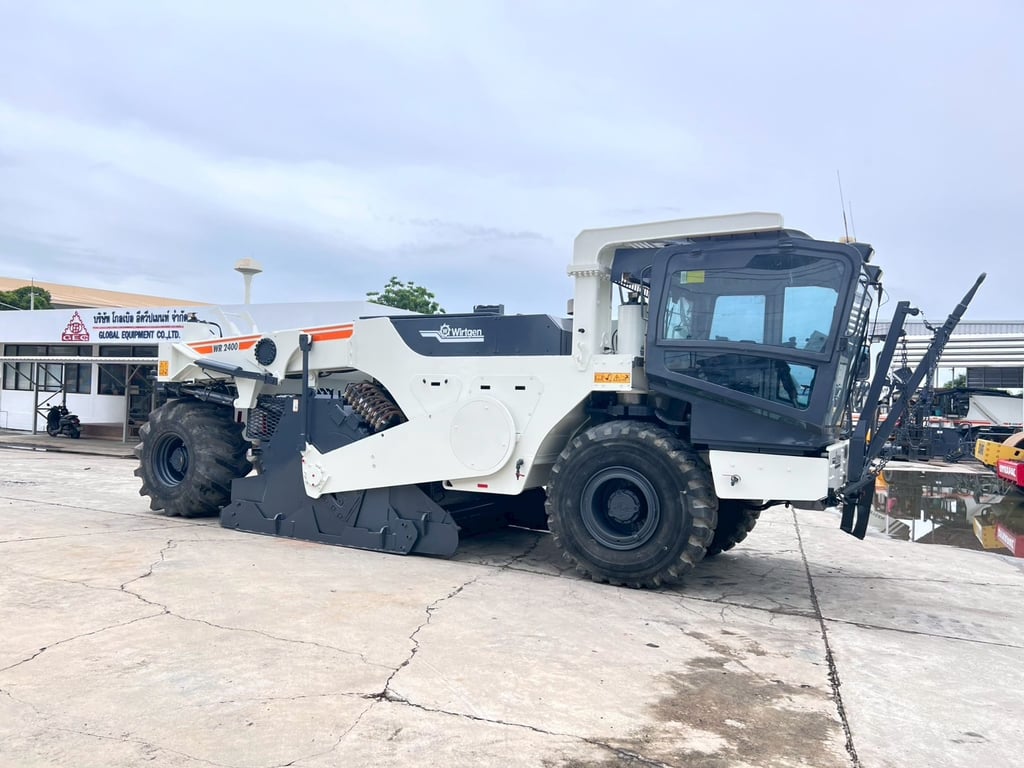 รถกัดล้อยาง Wirtgen WR2400 y2008 (ไม่เคยใช้งานในไทย เอกสารนำเข้าครบ) รถกัดล้อยาง Wirtgen WR2400 y2008 (ไม่เคยใช้งานในไทย เอกสารนำเข้าครบ)