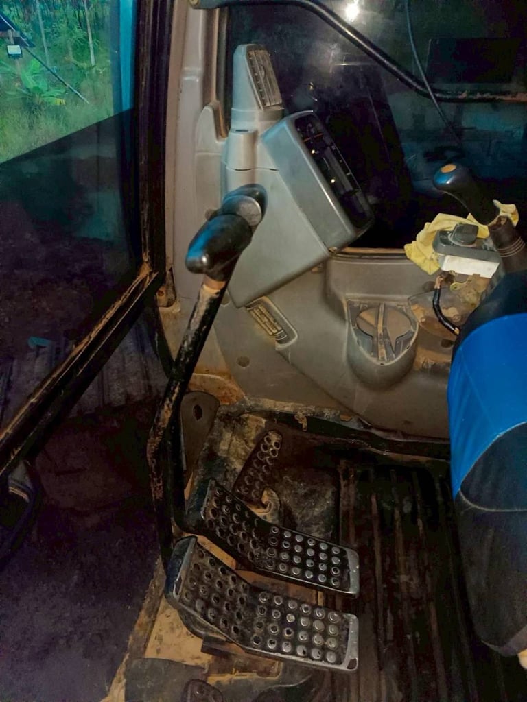 ขาย 490,000 HITACHI ZX 200-1 เล่มทะเบียน ไฟฟ้าครบ เครื่องดี ปั้มแรง เอวแน่น ช่วงล่างแน่น ขาย 490,000 HITACHI ZX 200-1 เล่มทะเบียน ไฟฟ้าครบ เครื่องดี ปั้มแรง เอวแน่น ช่วงล่างแน่น