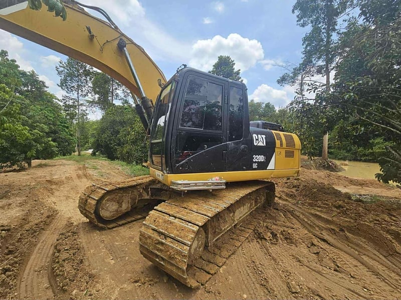 ขาย  790,000 CAT 320 D 2 GC เล่มทะเบียน ไฟฟ้าครบ เครื่องดี ปั้มแรง เอวแน่น ช่วงล่างเต็ม รถพร้อมใช้งาน สนใจติดต่อได้ครับ 090-772-3710 090-772-3708