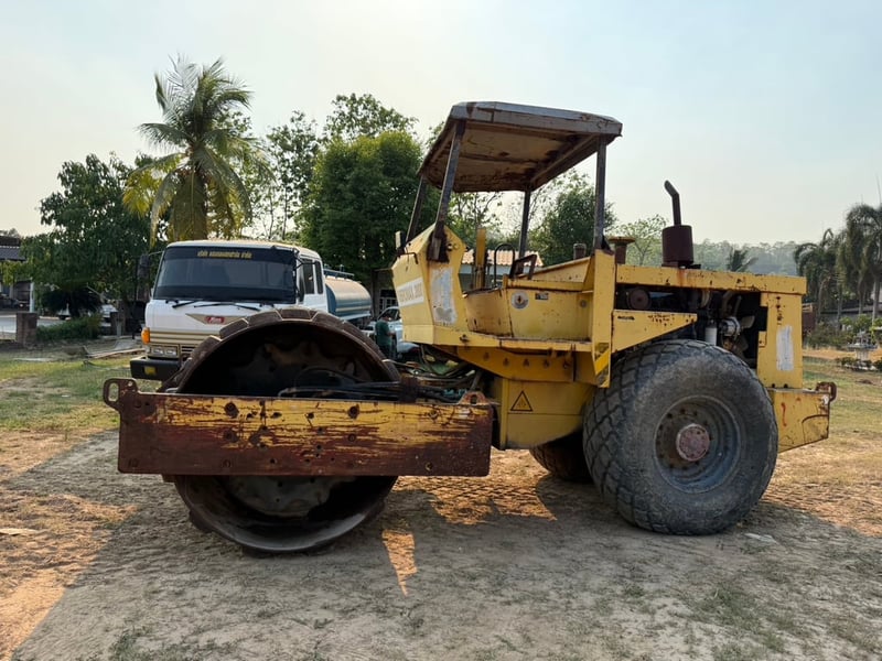 ขาย 275,000 บดสั่นสะเทือน 10 ตัน  วายโบแมค 2000 W1102 D  2 เพลา เปลือกหนาม 