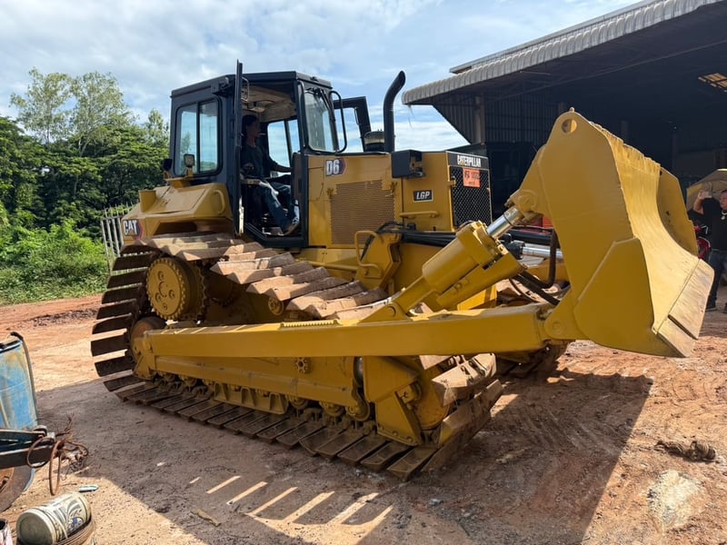 #ขายถูก 695,000 รถแทรคเตอร์ CAT D 6 M เล่มทะเบียน หัวเก๋ง เครื่องดี 140 แรง เลื่อนชั้นงานได้ ทำงานดี  สนใจติดต่อได้ครับ 090-772-3710 090-772-3708