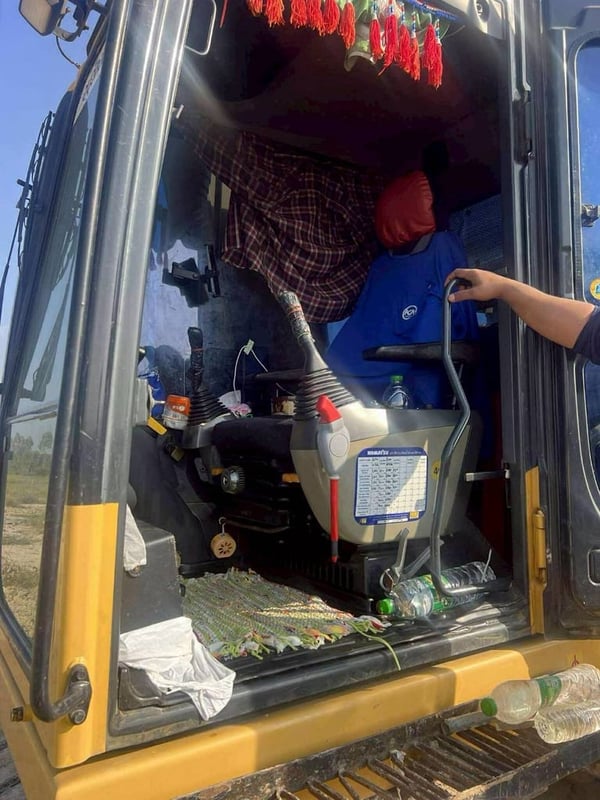 ขาย 790,000 KOMATSU  pc 200-8 mo จอเหลือง กล้องหลัง ไฟฟ้าครบ เครื่องดี ปั้มแรง เอวแน่น ช่วงล่างสวย เอกสารแจ้งจำหน่าย รถพร้อมใช้งาน สนใจติดต่อได้ครับ 090-772-3710 090-772-3708