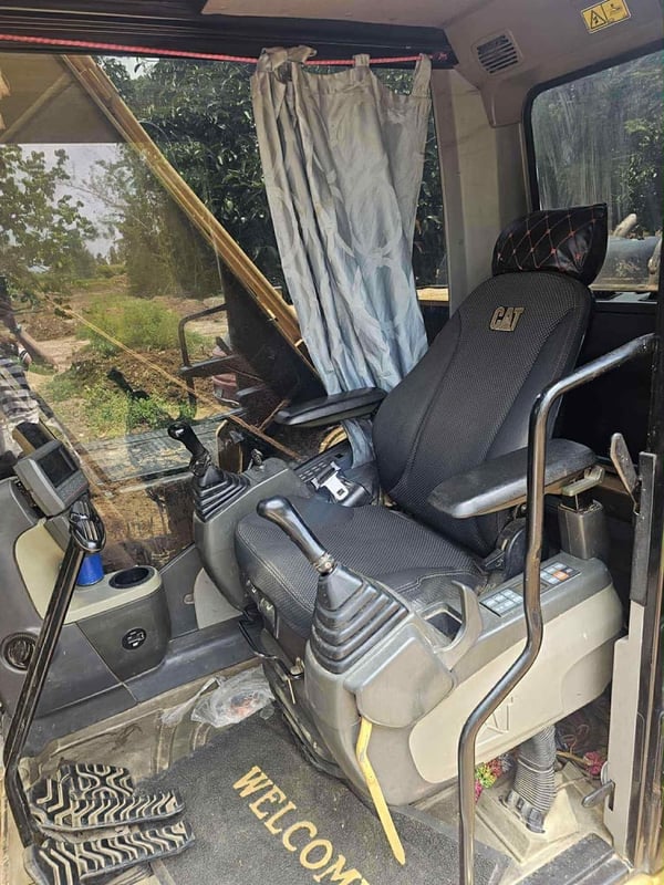 ขาย  790,000 CAT 320 D 2 GC เล่มทะเบียน ไฟฟ้าครบ เครื่องดี ปั้มแรง เอวแน่น ช่วงล่างเต็ม รถพร้อมใช้งาน สนใจติดต่อได้ครับ 090-772-3710 090-772-3708