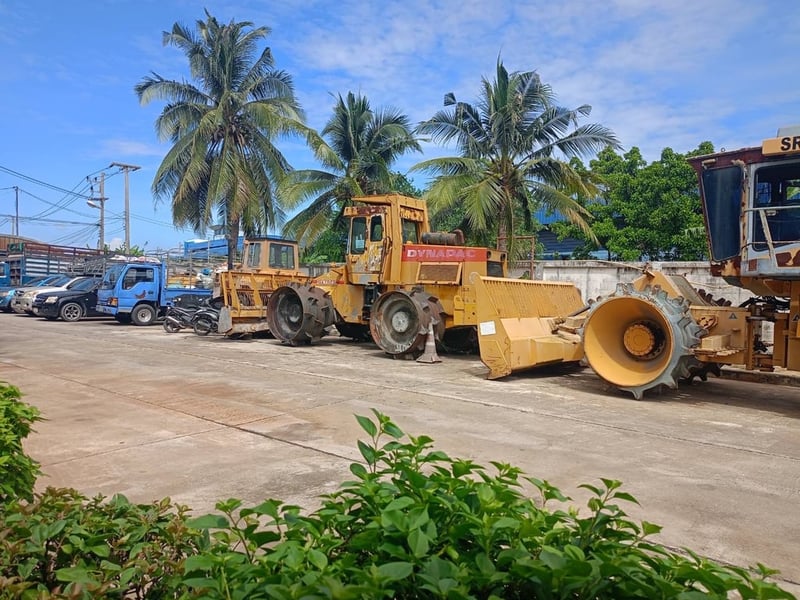 ขาย 750,000 รถ 4 ล้อตีนแกะ เล่มทะเบียน  DYNAPACT CR25 เครื่อง 220 แรงม้า รถสวยพร้อมใช้เล่มทะเบียนพร้อมโอน 