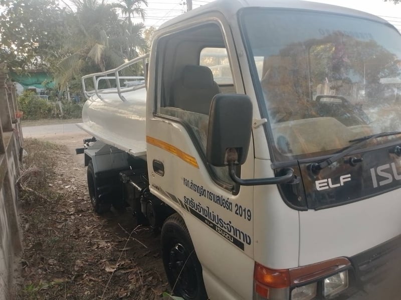 ขาย 215,000 รถ 6 ล้อดูดส้วม ISUZU NKR55EX  หัวบาง ยางดี ครัชซีสวย อุปกรณ์ดูดพร้อมใช้งาน สนใจติดต่อได้ครับ 