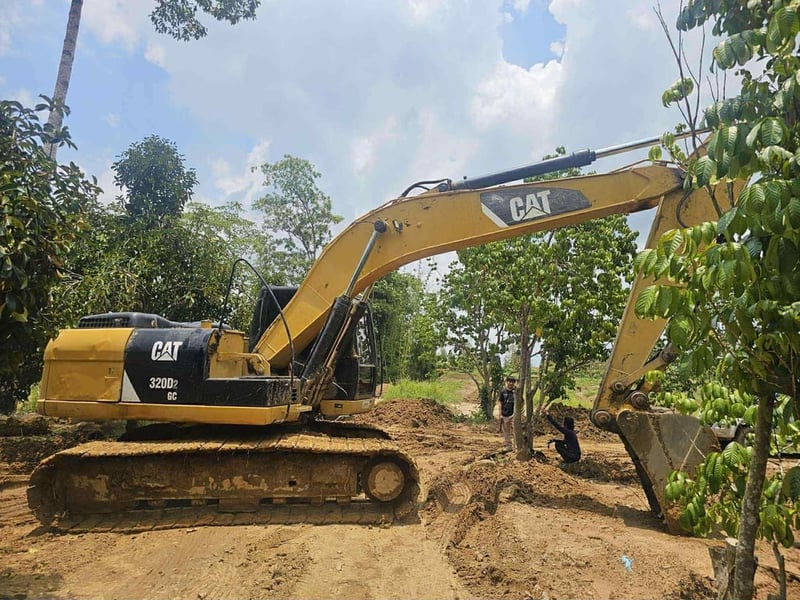 ขาย  790,000 CAT 320 D 2 GC เล่มทะเบียน ไฟฟ้าครบ เครื่องดี ปั้มแรง เอวแน่น ช่วงล่างเต็ม รถพร้อมใช้งาน สนใจติดต่อได้ครับ 090-772-3710 090-772-3708