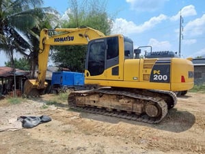 ขาย 1,250,000 รถแบคโฮ KOMATSU  PC 200-8 m o จอเหลืองกล้องหลัง พร้อมหัวเจาะแท้ komatsu พร้อมบุ้งกี๋ 1 ลูก  เอกสารเล่มทะเบียน รถพร้อมใช้งาน 
