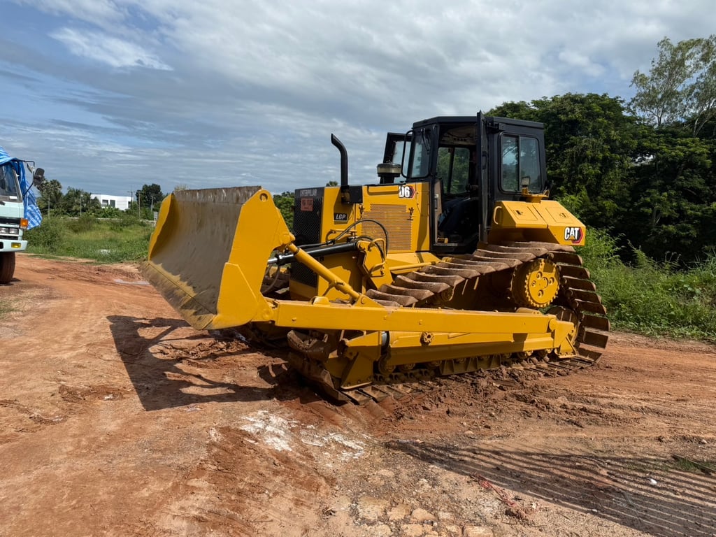 #ขายถูก 695,000 รถแทรคเตอร์ CAT D 6 M เล่มทะเบียน หัวเก๋ง เครื่องดี 140 แรง เลื่อนชั้นงานได้ ทำงานดี  สนใจติดต่อได้ครับ 090-772-3710 090-772-3708