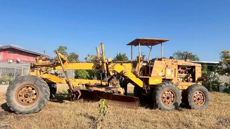 ขาย 195,000 รถเกรด เล่มทะเบียน KOMATSU GD600R ใบมีด 12 ฟุตรฃ เครื่องเกียร์ดีปั๊มแรง ระบบดีรถพร้อมใช้งาน 