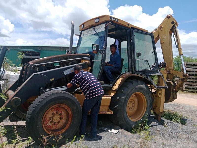 ขาย 195,000 รถตักหน้าหลังขุด CAT424D จอดนานทเอกสารมีขายตามสภาพ  สนใจติดต่อได้ครับ 090-772-3710 090-772-3708