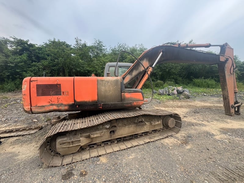 ขาย 250,000 บาท Hitachi ZX 200 รุ่น 1 ขายตามสภาพตัวเดินพังข้างนึง รถมีทะเบียน เครื่องปั๊มดีเอวแน่น ไม่มีบุ้งกี๋ 