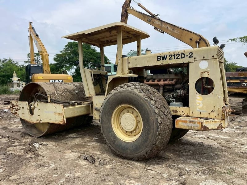 ขาย 395,000 รถบด 10 ตัน 2 เพลา BOMAG BW212 D2 🚩 เครื่อง MITSUBISHI 6D16-220 แรง 🚩 ระบบ สั่นหยาบ-ละเอียด พร้อมใช้  🚩 เอกสารเล่มทะเบียนพร้อมโอน สนใจติดต่อได้ครับ 090-772-3710 090-772-3708