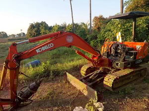 #ขายถูก  155,000 KOBELCO SK027 พร้อมสาลี่ลากรถ    รถขุด KOBELCO ( SK027 )เครื่อง+ปั๊มดี แรง ได้ปุ้งกี๋ หัวเจาะ ใบดัน โซ่ช่วงล่างดี พร้อมสาลี่  2 เพลา