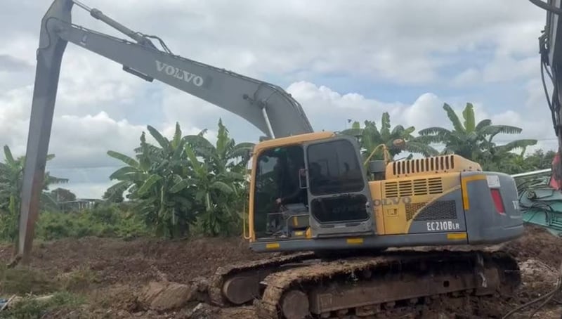 ขาย 950,000 VOLVO EC 210 BLR บูมยาว 18 ม. ไฟฟ้าครบ เครื่องดี ปั้มแรง เอวแน่น ช่วงล่างเต็ม 