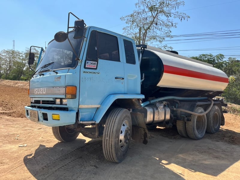 ขาย 550,000 รถ 10 ล้อ ISUZU ROCKY 210 ถังบรรจุ 14,000 ลิตร หัวบาง ยางดี ครัชซีสวย อุปกรณ์ปั้มดูด สเปร์น้ำ พร้อมใช้งาน เล่มทะเบียนพร้อมโอน