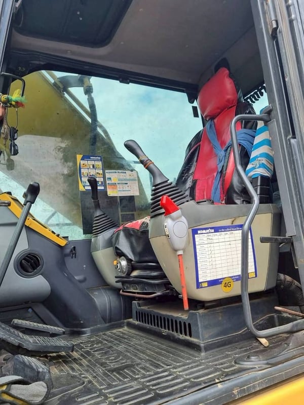 ขาย 1,250,000 รถแบคโฮ KOMATSU  PC 200-8 m o จอเหลืองกล้องหลัง พร้อมหัวเจาะแท้ komatsu พร้อมบุ้งกี๋ 1 ลูก  เอกสารเล่มทะเบียน รถพร้อมใช้งาน 