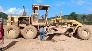 ขาย 680,000 รถเกรด CAT 140 G 4000 เครื่องดี เกียร์แรง ยางดี รถพร้อมใช้ 