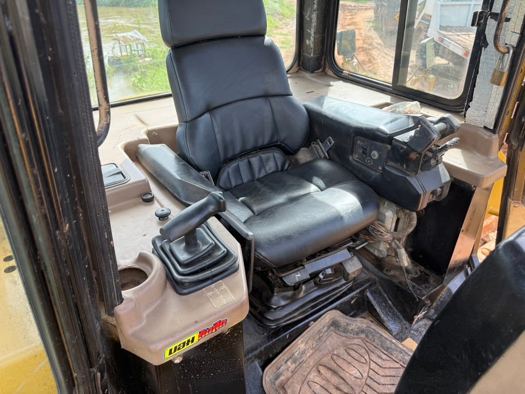#ขายถูก 695,000 รถแทรคเตอร์ CAT D 6 M เล่มทะเบียน หัวเก๋ง เครื่องดี 140 แรง เลื่อนชั้นงานได้ ทำงานดี  สนใจติดต่อได้ครับ 090-772-3710 090-772-3708