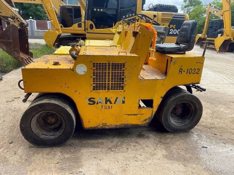 #ขายถูก 145,000 รถบด Sakai TS31 • น้ำหนักตัวเครื่อง: 2.8 ตัน • น้ำหนักรวม: 3.0 ตัน • กำลังเครื่องยนต์: 21.0 แรงม้า 