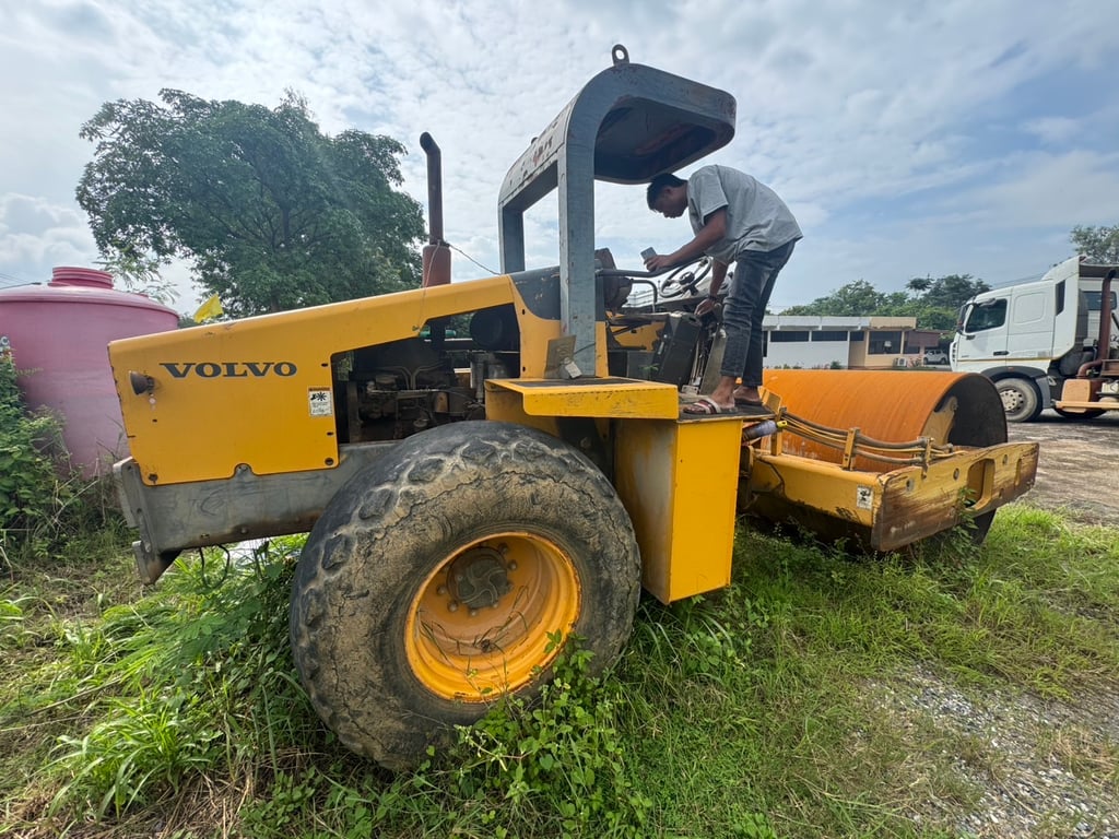 ขาย 590,000 รถบด 10 ตัน VOLVO SD100DC 2 เพลา เครื่องดี ปั้มสั่นแรง เอวแน่น ยางดี ขาย 590,000 รถบด 10 ตัน VOLVO SD100DC 2 เพลา เครื่องดี ปั้มสั่นแรง เอวแน่น ยางดี