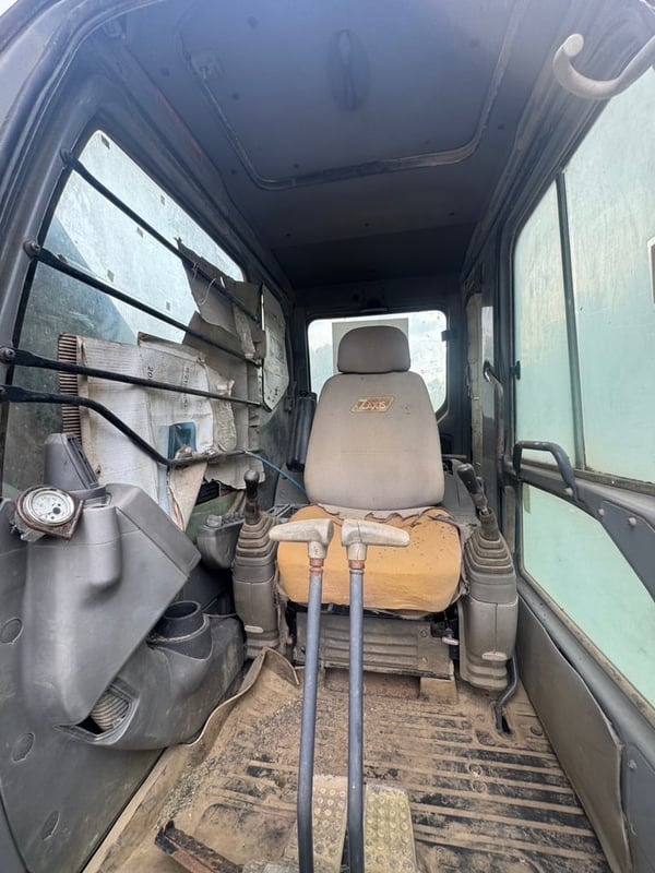 ขาย 250,000 บาท Hitachi ZX 200 รุ่น 1 ขายตามสภาพตัวเดินพังข้างนึง รถมีทะเบียน เครื่องปั๊มดีเอวแน่น ไม่มีบุ้งกี๋ 