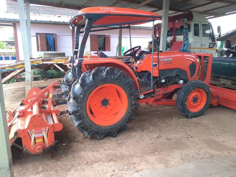 ขาย 395,000 รถไถ KUBOTA 5018 ปี 60 ใช้งานน้อย 2,000  ชม.ขับเคลื่อน 2 เพลา พร้อมอุปกรณ์ ใบมีดดันหน้า ผาน 6 โรตารี่ รถพร้อมใช้งาน เล่มทะเบียน 