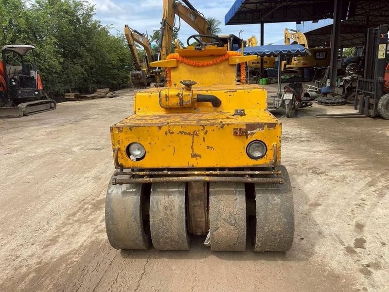 #ขายถูก 145,000 รถบด Sakai TS31 • น้ำหนักตัวเครื่อง: 2.8 ตัน • น้ำหนักรวม: 3.0 ตัน • กำลังเครื่องยนต์: 21.0 แรงม้า 