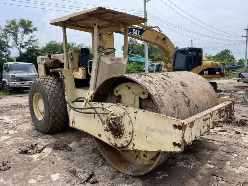 ขาย 395,000 รถบด 10 ตัน 2 เพลา BOMAG BW212 D2 🚩 เครื่อง MITSUBISHI 6D16-220 แรง 🚩 ระบบ สั่นหยาบ-ละเอียด พร้อมใช้  🚩 เอกสารเล่มทะเบียนพร้อมโอน สนใจติดต่อได้ครับ 090-772-3710 090-772-3708