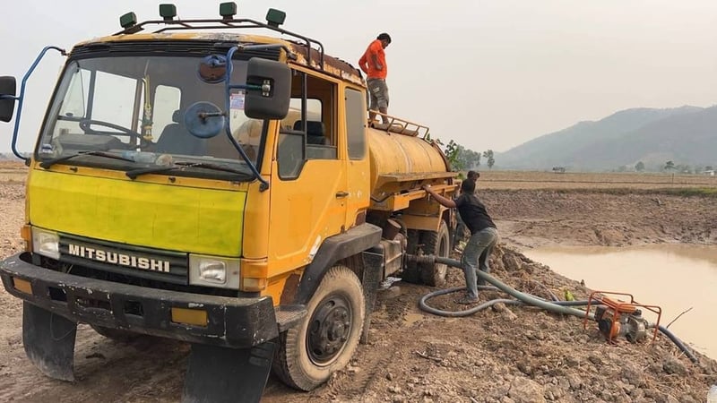 ขาย 190,000 รถ6ล้อน้ำ MISSUBISHI FK455F 160 แรง ยาง 900 ถังน้ำ 6000 ลิตร พร้อมระบบดูดสเปรย์ ใช้งานปกติ เอกสารทะเบียนขาดเกิน3ปีชุดโอนครบ 