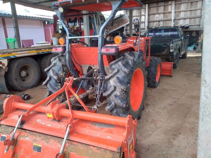 ขาย 395,000 รถไถ KUBOTA 5018 ปี 60 ใช้งานน้อย 2,000  ชม.ขับเคลื่อน 2 เพลา พร้อมอุปกรณ์ ใบมีดดันหน้า ผาน 6 โรตารี่ รถพร้อมใช้งาน เล่มทะเบียน 