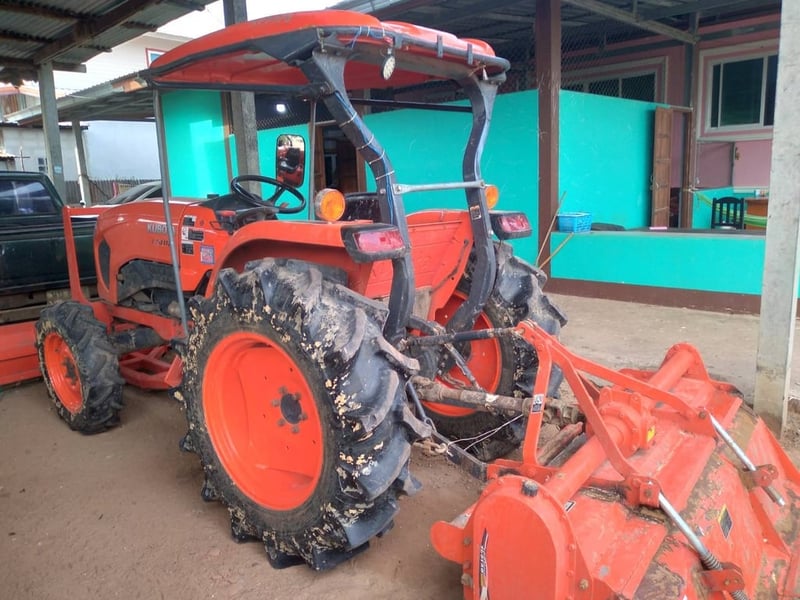 ขาย 395,000 รถไถ KUBOTA 5018 ปี 60 ใช้งานน้อย 2,000  ชม.ขับเคลื่อน 2 เพลา พร้อมอุปกรณ์ ใบมีดดันหน้า ผาน 6 โรตารี่ รถพร้อมใช้งาน เล่มทะเบียน 