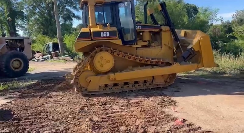 ขาย 1,500,000 รถแทรคเตอร์ เล่มทะเบียน CATERPILLAR D 6 R ตรวจเช็คระบบเรียบร้อย ด้วยอะไหล่แท้เมโท รถสวยพร้อมใช้งานเล่มทะเบียนพร้อมโอน  