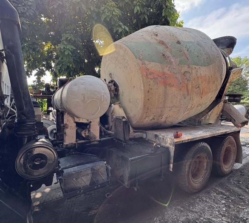 #ขายถูกด่วน 299,000  รถโม่ปูน 10 ล้อ 2 เพลา โม่ปูน 7Q Nissan Cwm430-230 แรง  -หัวบางเดิม ภายในครบ  -ยางดี แชสชีพอใช้   -เครื่อง PE6-230 แรง  -เอกสารเล่มทะเบียนพร้อมโอน สนใจติดต่อได้ครับ 090-772-3710 090-772-3708