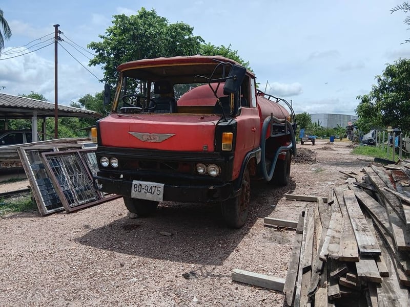 ขาย 135,000 รถ 6 ล้อบรรทุกน้ำ HINO KL300 เครื่อง EH100-130 แรง เครื่องดี ครีชซีสวย ยางดี พวงมาลัยเพาร์เวอ อุปกรณ์ดูด 