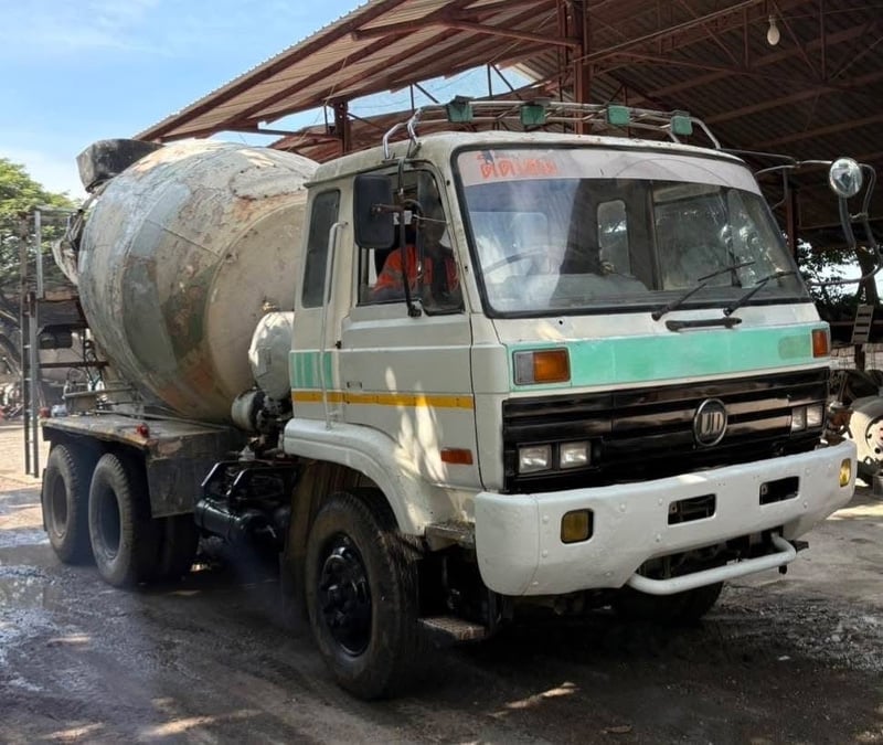 #ขายถูกด่วน 299,000  รถโม่ปูน 10 ล้อ 2 เพลา โม่ปูน 7Q Nissan Cwm430-230 แรง  -หัวบางเดิม ภายในครบ  -ยางดี แชสชีพอใช้   -เครื่อง PE6-230 แรง  -เอกสารเล่มทะเบียนพร้อมโอน สนใจติดต่อได้ครับ 090-772-3710 090-772-3708