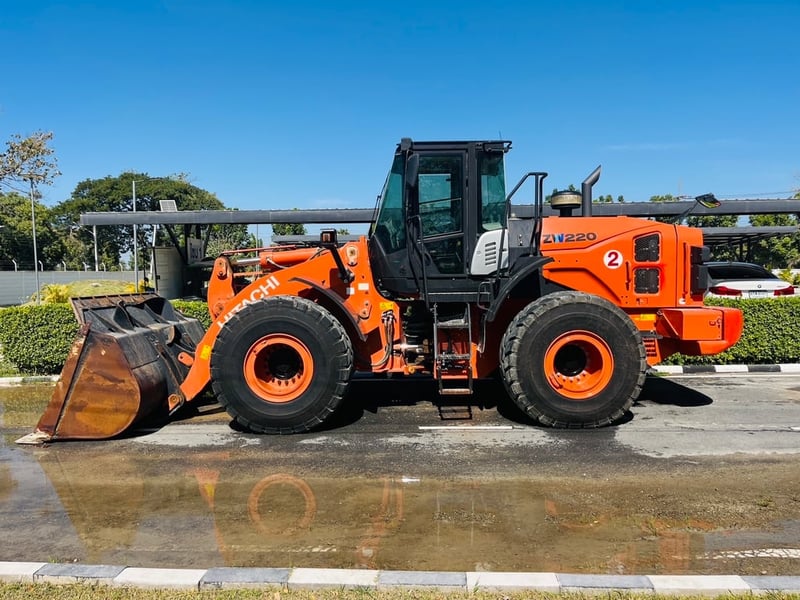 ขาย 2,650,000 รถตักใหม่ป้ายแดง HITACHI ZW 220 ซื้อรถใหม่ป้ายแดงมา ทำงานแค่ 1,780 ชม. ไม่ได้ใช้งาน สวยเหมือนใหม่ 