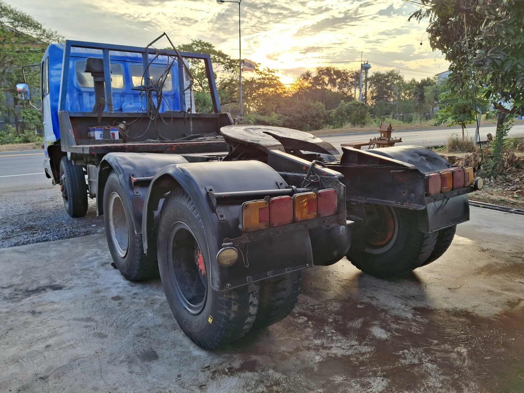 HINO FM รถบรรทุก 10ล้อ หัวลาก เฉพาะหัว ปี2003 HINO FM รถบรรทุก 10ล้อ หัวลาก เฉพาะหัว ปี2003