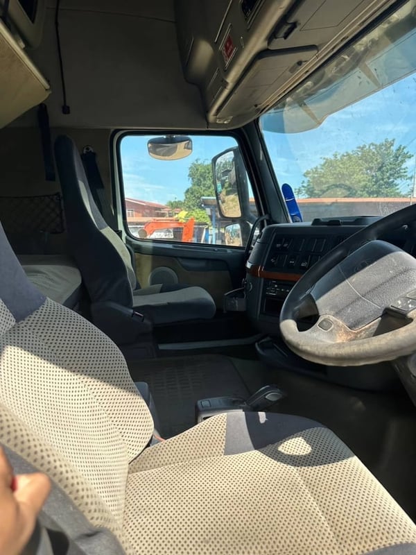 ขาย 450,000 หัวลาก VOLVO FH 480 เพลาเดียว ล้อยก หัวสองชั้นมีที่นอน หัวบาง ยางดี ครัชซีสวย รถพร้อมใช้งาน