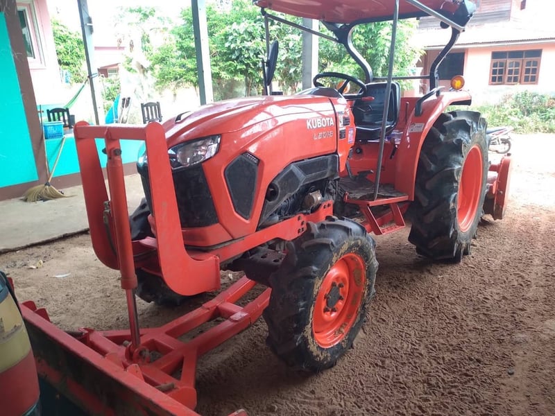 ขาย 395,000 รถไถ KUBOTA 5018 ปี 60 ใช้งานน้อย 2,000  ชม.ขับเคลื่อน 2 เพลา พร้อมอุปกรณ์ ใบมีดดันหน้า ผาน 6 โรตารี่ รถพร้อมใช้งาน เล่มทะเบียน 