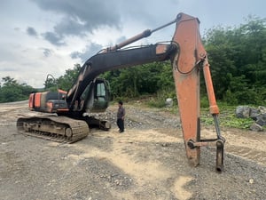 ขาย 250,000 บาท Hitachi ZX 200 รุ่น 1 ขายตามสภาพตัวเดินพังข้างนึง รถมีทะเบียน เครื่องปั๊มดีเอวแน่น ไม่มีบุ้งกี๋ 