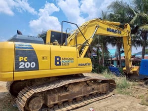 ขาย 1,250,000 รถแบคโฮ KOMATSU  PC 200-8 m o จอเหลืองกล้องหลัง พร้อมหัวเจาะแท้ komatsu พร้อมบุ้งกี๋ 1 ลูก  เอกสารเล่มทะเบียน รถพร้อมใช้งาน 