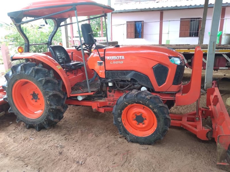 ขาย 395,000 รถไถ KUBOTA 5018 ปี 60 ใช้งานน้อย 2,000  ชม.ขับเคลื่อน 2 เพลา พร้อมอุปกรณ์ ใบมีดดันหน้า ผาน 6 โรตารี่ รถพร้อมใช้งาน เล่มทะเบียน 