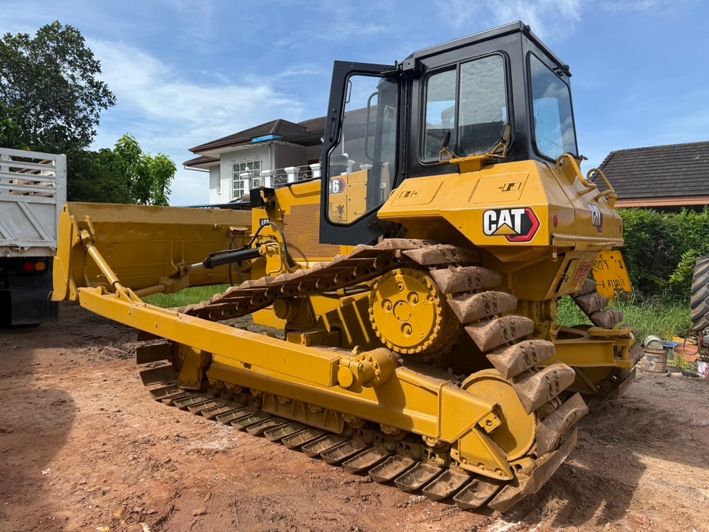 #ขายถูก 695,000 รถแทรคเตอร์ CAT D 6 M เล่มทะเบียน หัวเก๋ง เครื่องดี 140 แรง เลื่อนชั้นงานได้ ทำงานดี  สนใจติดต่อได้ครับ 090-772-3710 090-772-3708