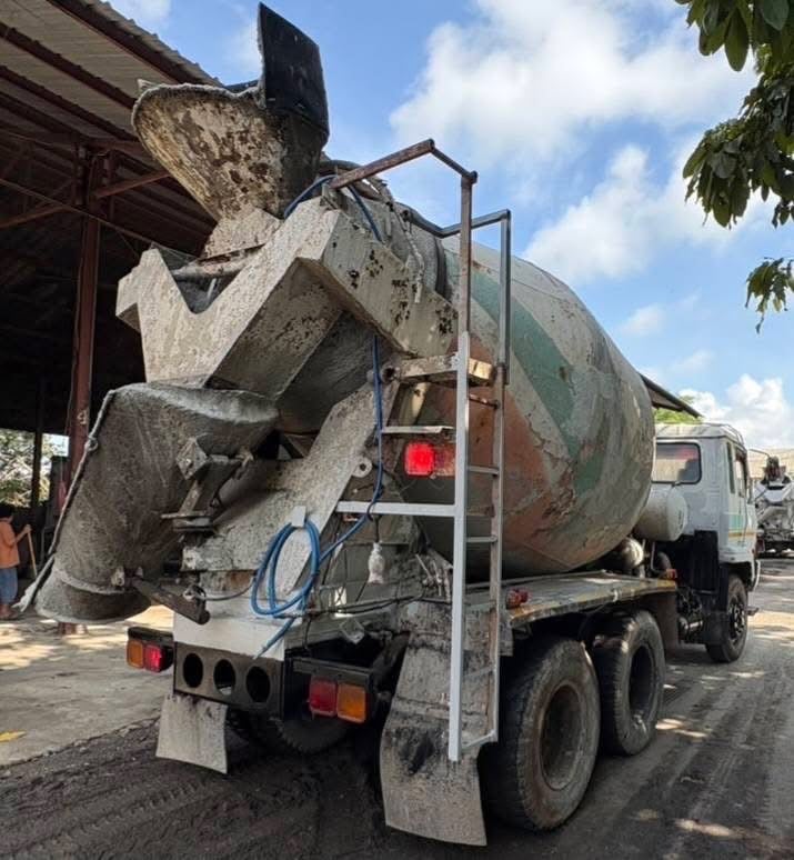 #ขายถูกด่วน 299,000  รถโม่ปูน 10 ล้อ 2 เพลา โม่ปูน 7Q Nissan Cwm430-230 แรง  -หัวบางเดิม ภายในครบ  -ยางดี แชสชีพอใช้   -เครื่อง PE6-230 แรง  -เอกสารเล่มทะเบียนพร้อมโอน สนใจติดต่อได้ครับ 090-772-3710 090-772-3708